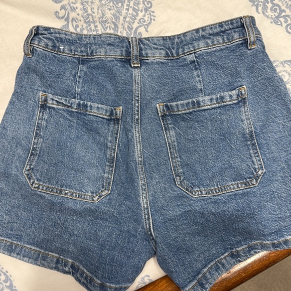 Jean shorts, patch pockets. - Picture 3 of 4